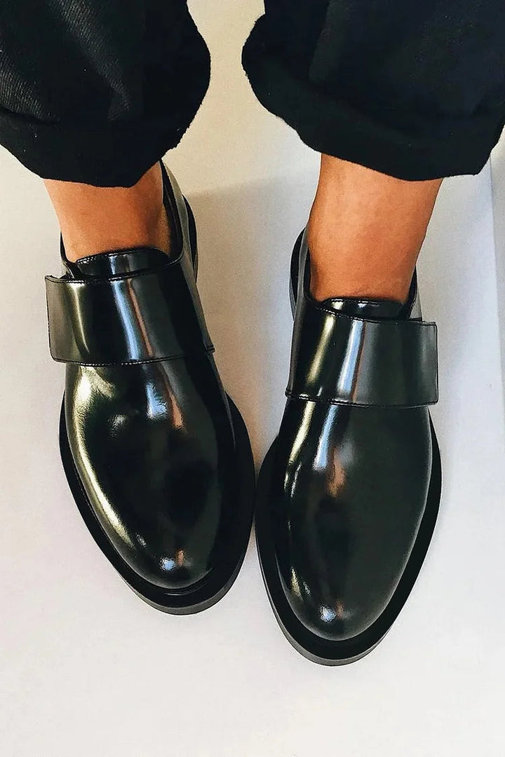 IRIS | Elegant shiny loafers with a strap for an impeccable style