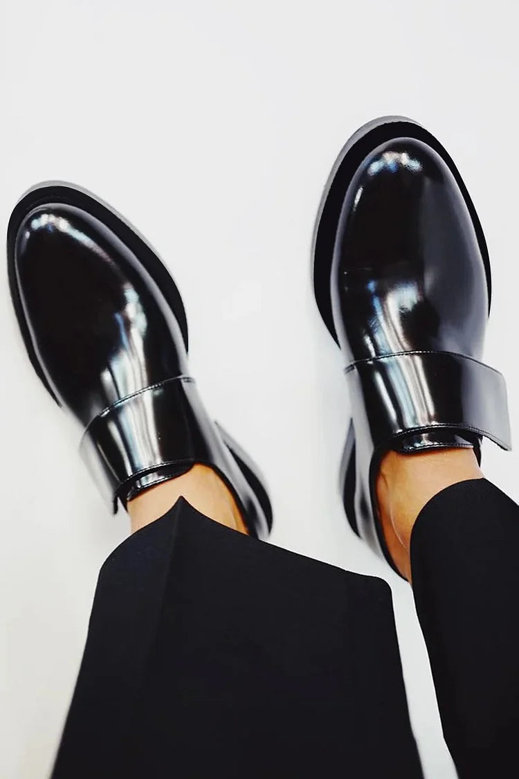 IRIS | Elegant shiny loafers with a strap for an impeccable style