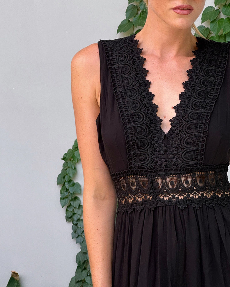 ALYSSA | Sleeveless Midi Dress with V-Neck and Delicate Lace Details